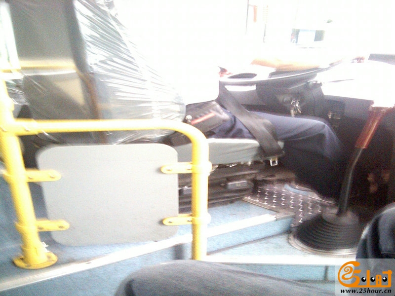 公交司机安全带形同虚设1.jpg