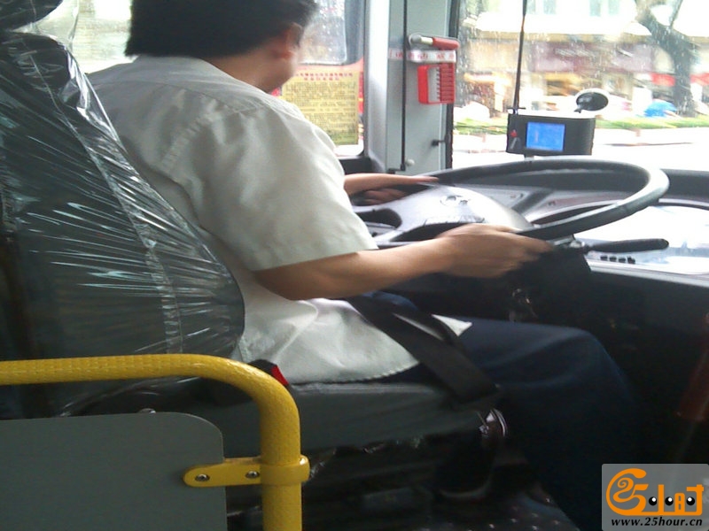 公交司机安全带形同虚设8.jpg