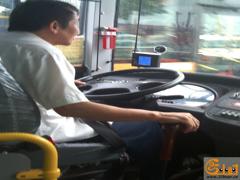 公交司机安全带形同虚设9.jpg