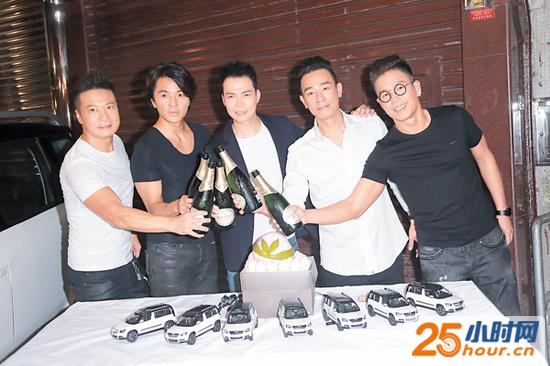 左起：钱嘉乐、郑伊健、谢天华、陈小春与林晓峰聚首拍广告。