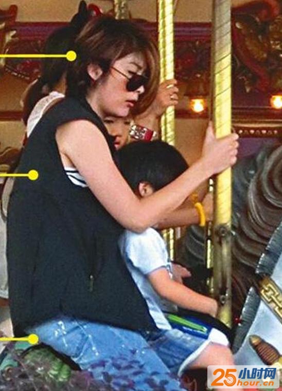 陈慧琳带小儿子骑旋转木马 大儿子在一旁