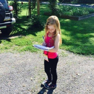 美国8岁女孩办报纸：采访写稿获称赞