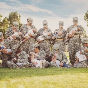 拍摄美国女兵推动军中哺乳“正常化”