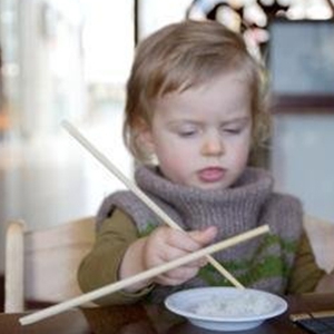 三四岁孩子学用筷子正当时