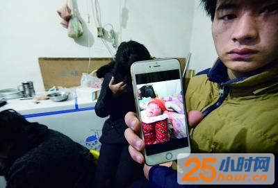 小魏的手机里还留着女儿的照片 摄/记者 朱天龙