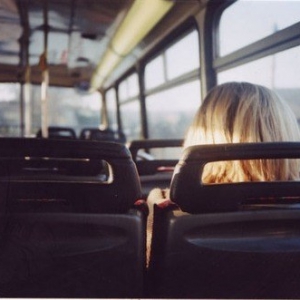 公交车上的“家庭教育”
