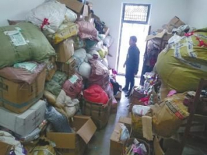 山区小学年收几十吨衣物 谢绝捐赠遭斥责