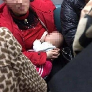 母亲地铁哺乳被批:公共场合不要裸露性器官