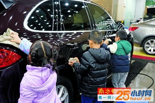 3名涉事孩子与其家长一同参观维修工的作业操作，并参与洗车等。 南都记者 张艳丽 摄
