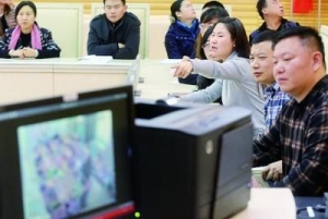 北京一幼儿园幼师打孩子 被告称轻轻拍打