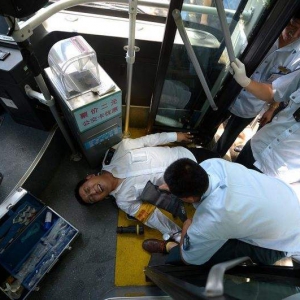 七旬老伯倒在车上 公交司机及时送医
