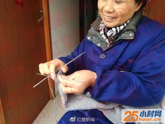  吴阿姨在织毛衣，这是镇上很多陪读母亲的唯一消遣