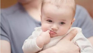 宝宝吃手该不该制止？不同月龄区别对待！