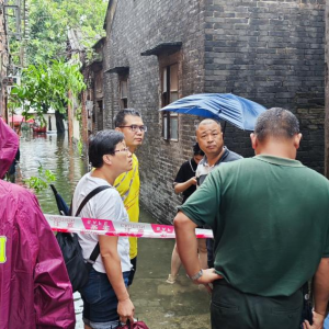 暴雨来袭，石湾劳动社区紧急疏散受灾居民