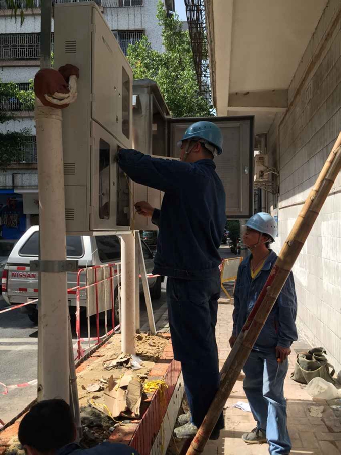 市政办施工人员对线路故障的路灯灯箱进行抢修2.jpg