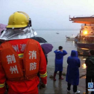 长江中游沉船载客458人 目前现场救起８人