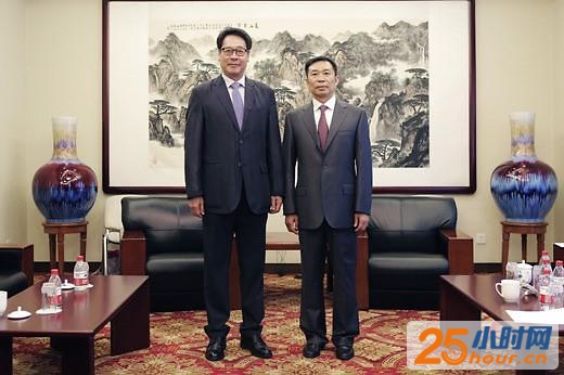 CCTV副总编辑张宁(右)与 MBC副社长权在弘合影留念