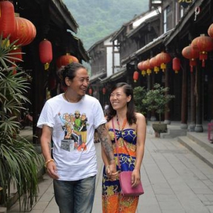 河南辞职看世界女教师结婚:丈夫就是我的世界