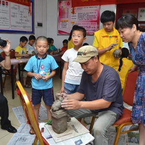 50名塔坡社区小朋友跟着大师学陶艺