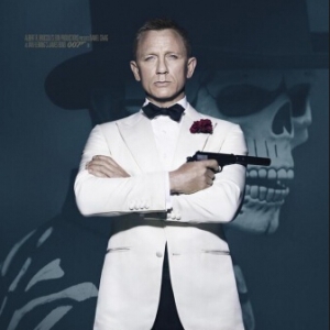《007》曝光新海报 邦德穿“反差色”西装亮相