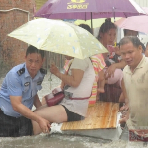 台风过境水浸街，南海民警冒雨背孕妇就医
