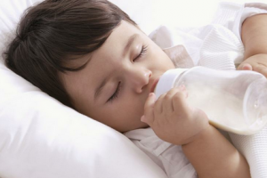 不良使用奶瓶和喂养习惯 让宝宝牙齿很受伤