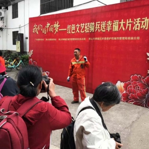 新春走基层 “我们的中国梦”——“红色文艺轻骑兵”为 环卫工人送幸福大片