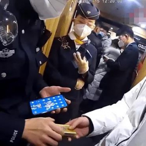 男子坐高铁抽烟致列车降速！被罚款1000元，限乘高铁半年