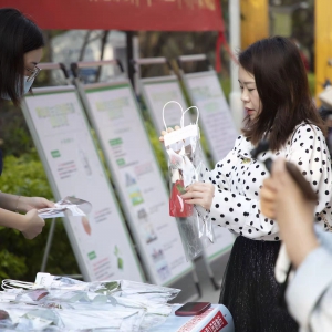 “告白零碳女神”！张槎街道开展垃圾分类换玫瑰宣传活动