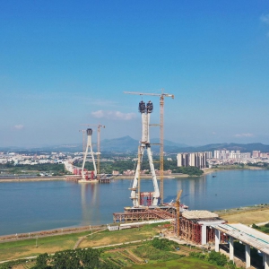 佛山富龙西江特大桥东岸主塔封顶！项目建成后从禅城至高明只需20分钟！